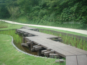 Plastic wood Jigzag bridge that is ideal for walking in the park